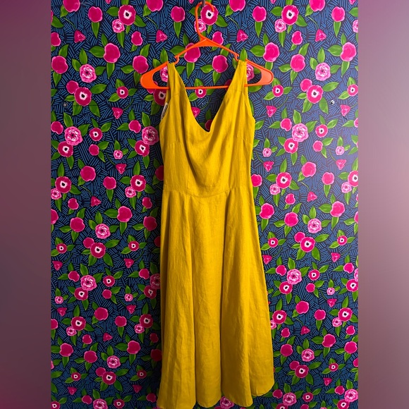 Yellow linen wrap dress with back button closure - Picture 1 of 4
